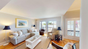 Lakeside Updated Villa: Pool and Beach Access